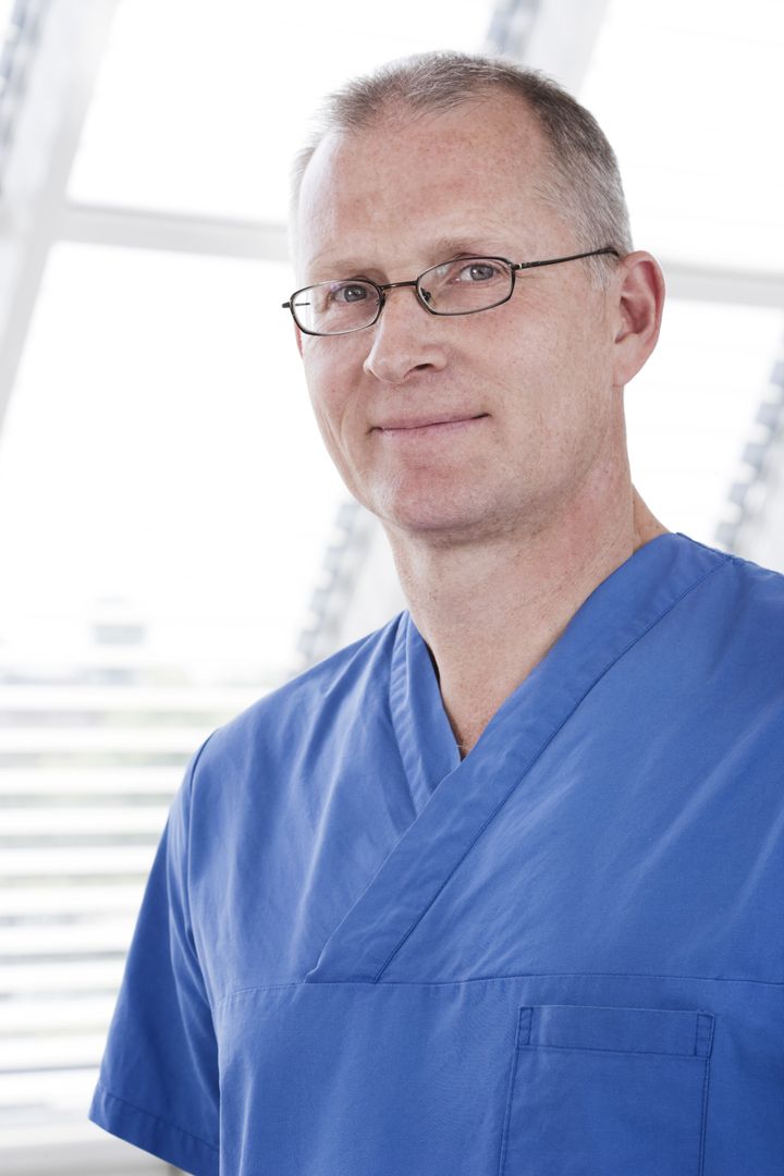 Ole Øder Rasmussen er en af landets mest erfarne speciallæger i kirurgisk gastroenterologi. Han opfordrer alle til hurtigst muligt at søge læge, hvis man oplever symptomer som kløe eller svie i endetarmsåbningen. Foto: PR.