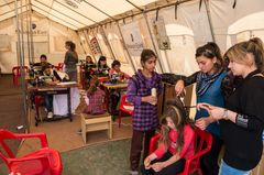 Yezidi-pigerne på Mission Østs ungdomscenter har selv ønsket at lære frisørfaget og at sy t-shirts, skjorter og kjoler. Foto: Peter Eilertsen for Mission Øst.