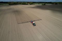 Selv de 36 meter brede landbrugsredskaber kan styres ned til centimeteren og opnår høj nøjagtighed og effektivitet . Foto: PR.