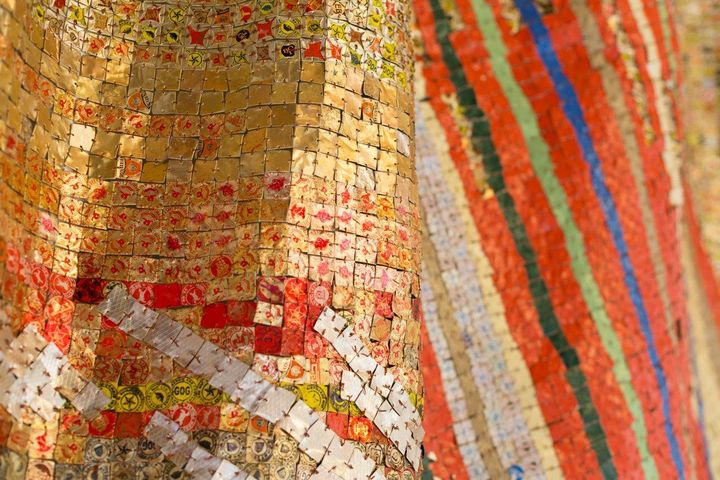 Som en del af biennalen udstillede kunstneren El Anatsui en gigantisk installation af genbrugsmetal i Skt Johannes Kirketårn i Herning. (detaljebilede)