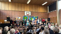 Nogle elever viste teater inspireret af Ole Lund Kirkegaard. Foto: Billund Kommune