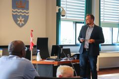 Flaget var hejst både i byrådssalen og uden for rådhuset for at markere grundlovsceremonien.
