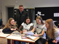SIKRE FILMIDEER PÅ VEJ: Kim Nielsen fra GF Forsikring i Esbjerg kiggede med, da Amalie, Filippa, Jasmin og Julie diskuterede emner til deres film.