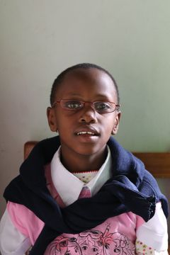 11-årige Neema var en af de børn, der fik briller for første gang. De var samlet ind af eleverne i 5A på Rolighedsskolen i Thisted. Hun havde store problemer med at følge med i skolen, inden hun fik brillerne.