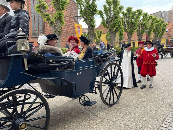 Sidste års æreshertug, Johannes Gjesing, køres efter kåringen rundt i Haderslev by.