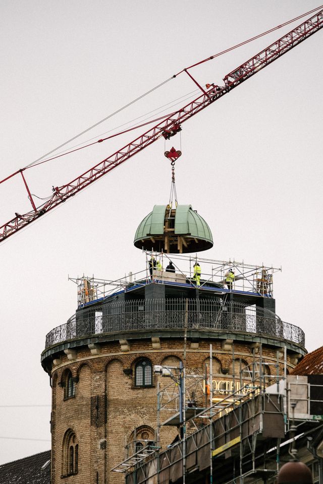 Kuplen løftes af Rundetaarn  _Foto Malthe Ivarsson