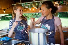 Helena og Alba har været med på en GoCook madcamp, hvor de har udviklet deres bud på verdensmad.
