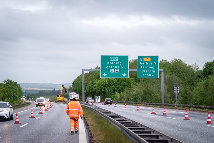 Vejdirektoratet opfordrer bilisterne på E45 til at vise hensyn, holde fokus og sænke farten, når de kører forbi vejarbejdet ved Aarhus. Foto: Arkil
