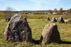 Før de så berømte grundlovs-folkefester samlede tusindvis af mennesker i Herthadalen, dannede en anden lokalitet ramme om grundlovstaler og demokratifejring, nemlig skibssætningen i Gl. Lejre. Allerede i 1848 holdt Grundtvig tale for folket netop her, og det er med dét afsæt, at ROMU fejrer demokratiet den 5. juni i Gl. Lejre. Foto: Trine Sejthen /ROMU