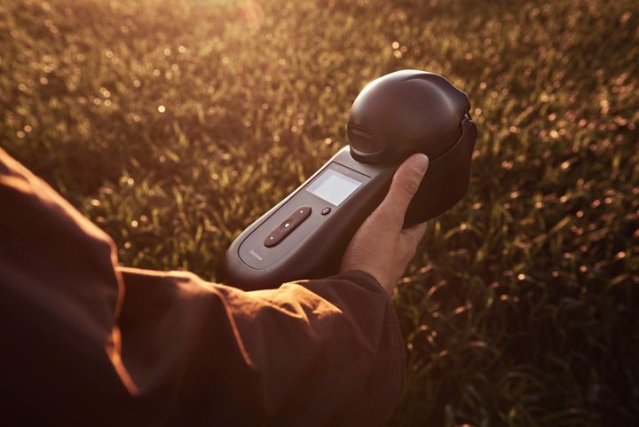 Det håndholdte GrainSense-apparat måler indholdet af protein, fugt, olie og kulhydrat i korn og andre afgrøder – nøglemålinger, der afgør høstens værdi og forarbejdningsomkostningerne.