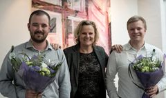 Lasse Drustrup Christensen og Lukas Nic Dalgaard  har vundet DBC's Specialepris for deres afgangsprojekt. I midten står Jane Wiis, der som administrerende direktør for DBC overrakte specialeprisen