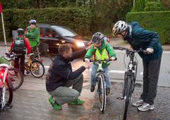Flere børn skal cykle til og fra skole - ikke kun i sommerhalvåret. Det mener de på Sanderumskolen, der i uge 43 modtager GF Fondens nationale trafikpris for et lokalt projekt, der sætter fokus på cykling i den mørke tid. (Arkivfoto: GF Fonden/Alex Tran)
