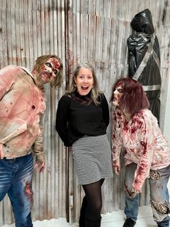 Anelise Dahlstrøm Severinsen lod sig ikke skræmme af de levende zombier. Hun mødte Emil Obel første gang, da han var gæstedommer i hendes sæson af Den Store Bagedyst. Foto: PR