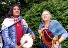 Ni børnehaver skal synge og danse på legepladsen, når de får besøg af musikerne Tippe Molsted og Miguel Utreras. Børnene skal også lytte til fortællinger og sange fra både Danmark og Chile.