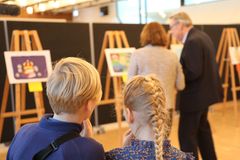 Ishøjs borgmester Ole Bjørstorp kigger på de otte malerier sammen med centerchef for Center for Dagtilbud og Uddannelse, Susanne Poulsen.