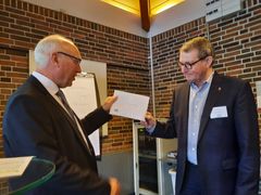 Den nu tidligere formand, Gunnar Hansen, overdrog symbolsk nøglerne til formandskontoret til Jens-Peter Riis Jensen. (Foto: GF Forsikring)