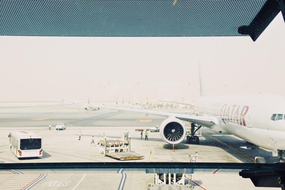 Qatar Airways fly holder ved lufthavn