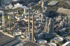 Produktion af byggematerialer er en stor kilde til drivhusgasser. Her en dansk cementfabrik. Foto: Colourbox