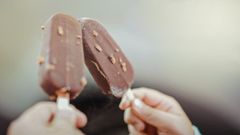 Chokoladeovertræk er en klassiker på pindeis, men kræver lidt hurtige hænder – i særdeleshed, hvis der også skal pyntes i chokoladen, inden den stivner og fryser. Foto: PR.