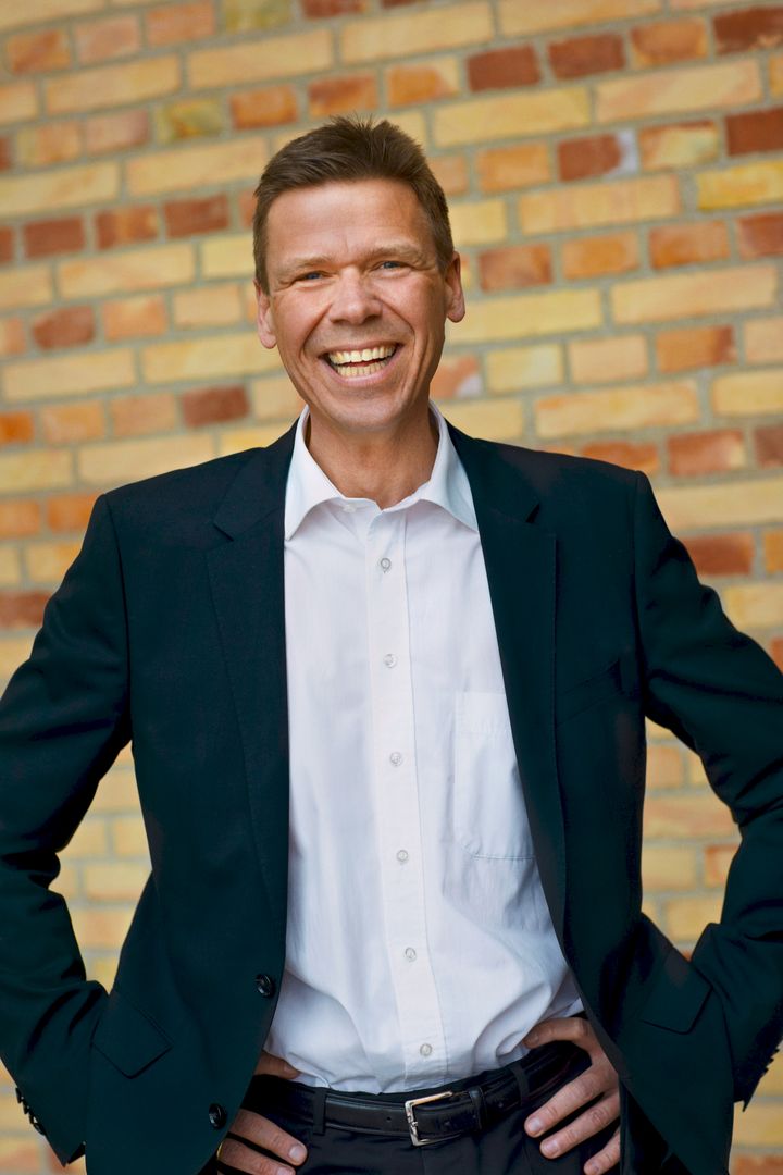 Alle 10 modtagere gør en ekstraordinær indsats for at styrke fællesskabet. Det er præcis det, vi ønsker at støtte, siger Jesper Hjulmand, Administrerende direktør i SEAS-NVE.