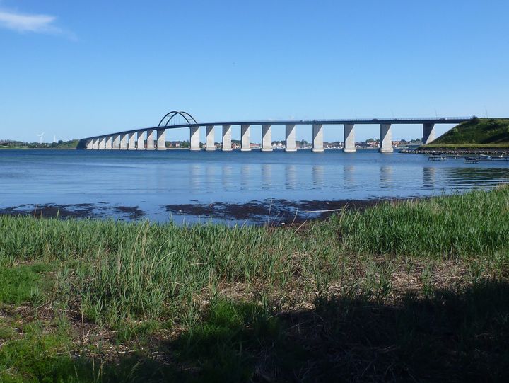 Ny belægning skal beskytte betonen i vejen og fortovet mod fugt og vand. Foto: Vejdirektoratet.
