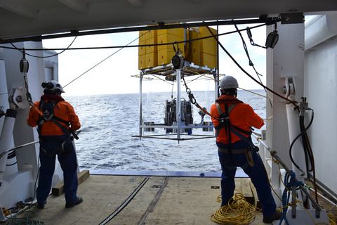 videnskabeligt udstyr hentes op fra dybhavsgrav. fra tidligere ekspedtion.