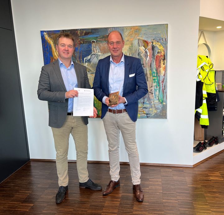 Thomas Haber Borch, CEO i Aarhus Havn, og Lars Jespersen, formand for Danske Shipping- og Havnevirksomheder, har netop underskrevet fælles aftale.