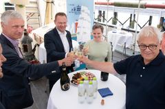 Underskrifterne blev fejret, da fondsdirektør Bo Uggerhøj, borgmester Jesper Frost Rasmussen, direktør Gertie Gorzelak og eventchef Villy Grøn skålede.
