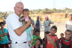 Generalsekretær Kim Hartzner sammen med børn fra det forfulgte mindretal yezidierne, som Mission Øst hjælper.