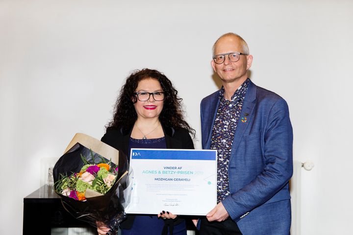 Mozhgan Gerayeli modtager Agnes og Betzy-prisen af Thomas Damkjær Petersen, formand for IDA. Foto: Sif Meincke