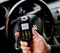 Med et alkoholfrit blæs i alkolåsen kan bilen startes, men for sikkerhedens skyld bliver bilisterne på ordningen overvåget, så de kun kører, hvis de ikke har et alkoholproblem. Foto: PR.