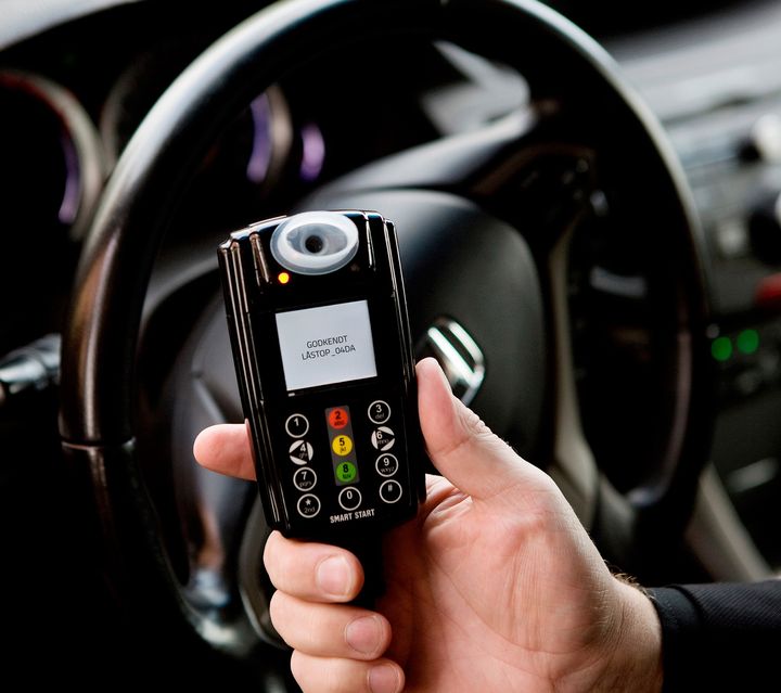 Med et alkoholfrit blæs i alkolåsen kan bilen startes, men for sikkerhedens skyld bliver bilisterne på ordningen overvåget, så de kun kører, hvis de ikke har et alkoholproblem. Foto: PR.