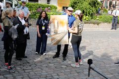 Graffitikunstner Claus Michael Pedersen med kunstnernavnet CMP One overrækker her en del af værket "Stay Gold" til Kronprinsessen.