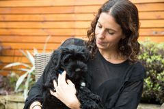 Veterinærsygeplejerske og hundetræner Katrine Hammer anbefaler alle nye hundeejere at anvende feromoner til hvalpe. Særligt den allerførste dag, hunden kommer hjem til sin nye familie, da det kan være en voldsom omvæltning for hvalpen. Foto: PR.