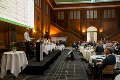 CFO, Lars Sørensen, til møde om Årsrapport 2016
