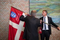 Borgmester Thomas Andresen hjalp med at placere fanen på sin rette plads. Foto: Aabenraa Kommune