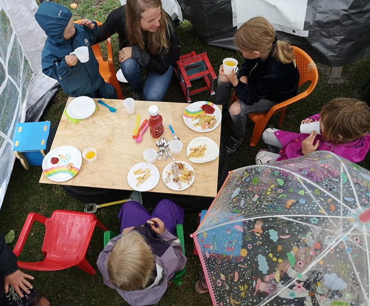 Over hele landet arrangerer Blå Kors aktiviteter for børn og unge. Blandt på Bornholm, hvor der er udendørs hygge i det danske sommervejr.