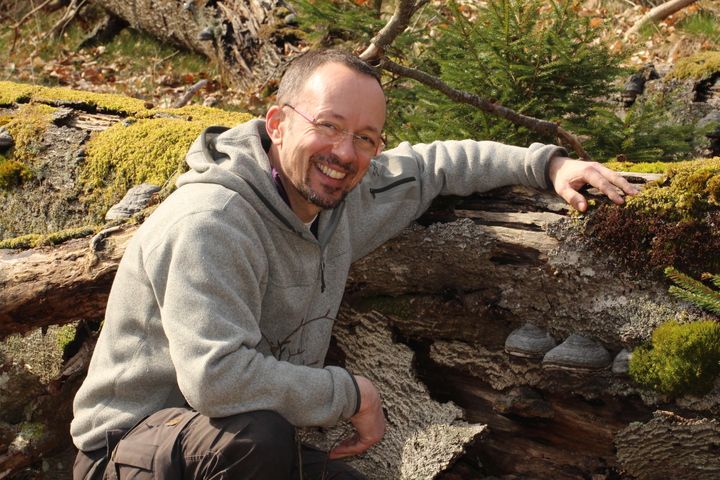 Det er de færreste, der ved det, men Rasmus Ejrnæs er - udover at være en af de førende eksperter i biodiversitet herhjemme - lidt af en svampenørd. Han elsker at svampe, fordi de stadig rummer mange mysterier, som forskningen endnu ikke har løst.