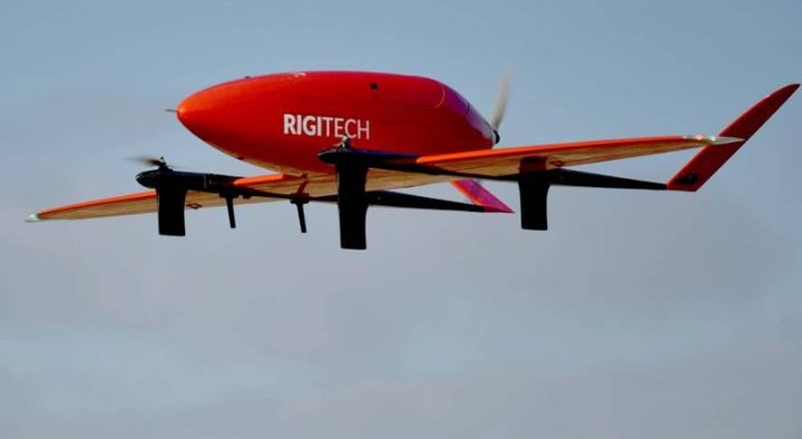 Det er denne røde drone fra Rigitech, med et vingefang på 2,8 meter, som skal flyve jomfruturen fra Svendborg til Ærø.