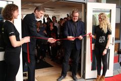 Protektor for headspace Poul Nyrup Rasmussen (th) klipper det røde bånd under kyndig vejledning af borgmester i Ballerup Jesper Würtzen, da headspace Ballerup blev åbnet i marts 2018.