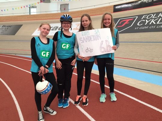 FINALEGEJST PÅ CYKELBANEN: Silje, Freja, Kirstine og Sarah fra Sanderumskolen heppede på kammeraterne ved GF Fondens Skoleturnerings store finale,
