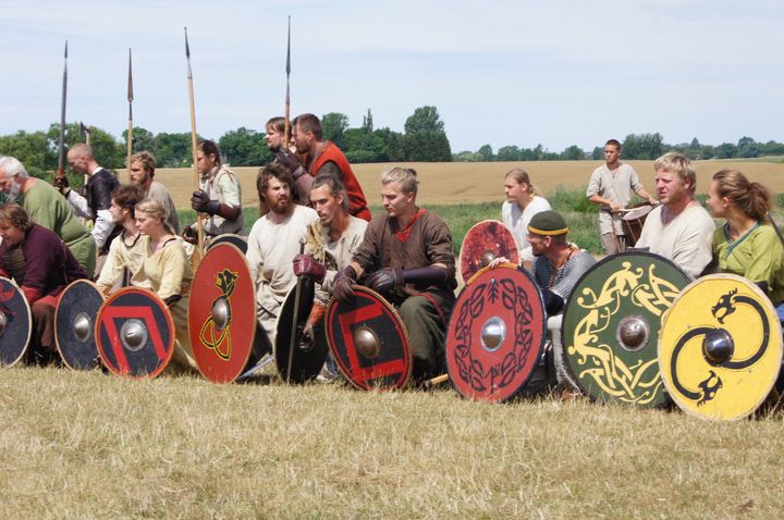 Fritids-vikinger genopfører slaget om Trelleborg under vikingefestivalen.