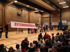 Fredag fik Østerbroskolen sit navn ved et fælles arrangement, hvor elever fra Østre Skole og Lindeskovskolen mødtes til afsløring og navnefest på den nuværende Lindeskovskolen. Foto: Guldborgsund Kommune.