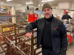 Slagtermester Sune Hansen er ud af en slagterfamilie og har drevet Rønhaveslagteren i en årrække. Sidste år var han nomineret i kategorien ”privatslagtere” i Landbrug & Fødevarers årlige hædring Slagterprisen. Foto: Erhvervsstyrelsen