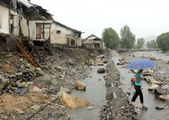 Store dele af byen Kujang blev ødelagt af oversvømmelsen i 2012, hvor 200.000 nordkoreanere mistede hus og hjem. Mission Øst har bygget 511 nye boliger.