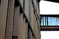 Aluminium vinder frem til arkitektoniske facadeløsninger som den på flerbrugerkontorhuset Nexus Cph. Her er specialfremstillede facadeprofiler i anodiseret aluminium indfarvet i tre nuancer for at skabe farvespil i facaden.