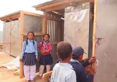 Mission Øst etablerede adskilte toiletter for hhv. piger og drenge på skoler i Nepal efter jordskælvene i 2015.