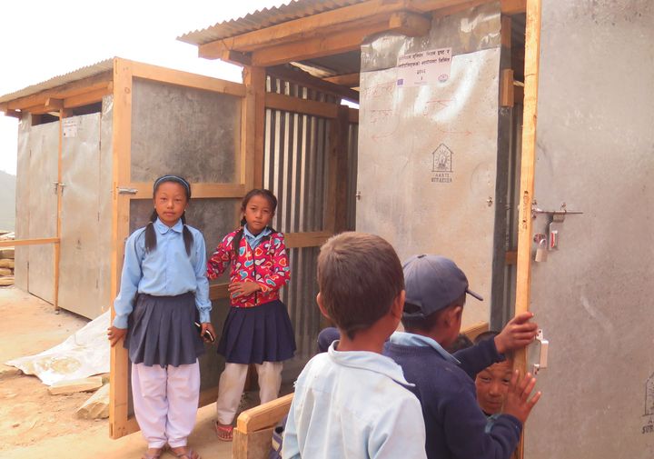 Mission Øst etablerede adskilte toiletter for hhv. piger og drenge på skoler i Nepal efter jordskælvene i 2015.