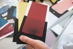 Flügger har et bredt farvekort med 42.000 forskellige toninger, men det er ikke standarsfarver der bruges til en kunstudstilling. - Farverne skal supplere billederne uden at dominere dem, forklarer farvetekniker Anita Florisson (tv). Foto: PR