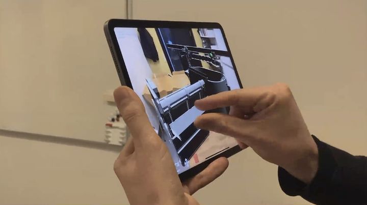 Augmented Reality kan f.eks. benyttes via en iPad, hvor en operatør kan se instrukser på en skærm, mens arbejdet udføres.
